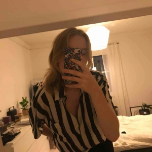  - En snygg tunn vintage skjorta direkt från 80-talet (autentisk 😍) Står att storleken är 34/36 men jag tycker den går upp till storlek 40.   Köparen står för frakten 💗