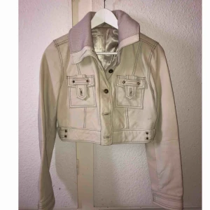  - skinnjacka i lite kortare modell.  Äkta skinn