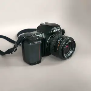 NIKON F-601 35mm Film SLR analog. Fungerar utmärkt, men saknar linsskydd och laddarsladd till batteri.   Ny pris €79,95