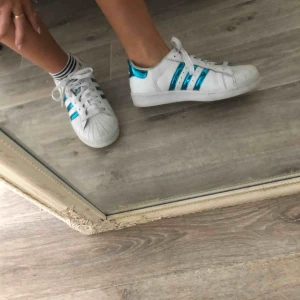  - Balla adidasdojjor. Rockar till allt. Säljer pga att de börjar bli försmå (SUPERSKÖNA) 250 + frakt står den intresserade av 