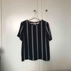  - En blå och vit randig t-shirt i blusmaterial. Sparsamt använd så i väldigt bra skick. Fler bilder kan skickas om intresse finns. Frakt tillkommer ☀️ 