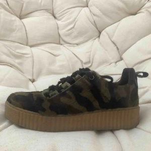  - Camo imiterade sneakers med hög sula💫 storlek 39 säljer nu pga för stora, FRAKT: 59 kr💓