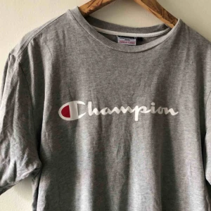  - Champion. Något kort fit. 