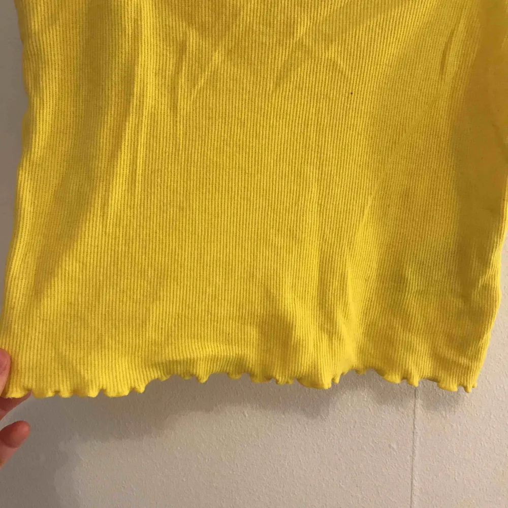 Gulligt gult linne ifrån Hm, storlek S. Toppar.