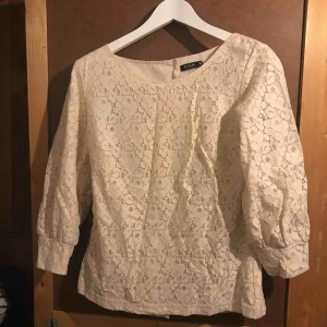  - Vila blus färg är beige 