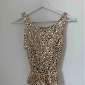  - Två jättefina linnen från BikBok! Likadan passform och typ bara olika material. På det vita linnet är det bara ett snöre som ligger på bilden, alltså ingen skada. Knappt använda! 