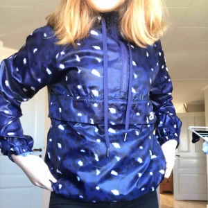  - Tunn lilasvartvit vindjacka/träningsjacka/regnjacka från Svea med innerficka på magen.  Aldrig använd pga inte min färg. Den är i nyskick och jättefin verkligen. 