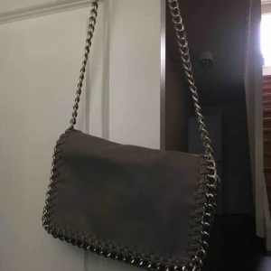  - Grå kedjeväska i mycket bra skick, frakt tillkommer 🌷