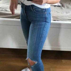  - Ett par snygga jeans från Lee, har klippt hålen själv!  Tycker mycket om dessa jeans men de är lite för små för mig i midjan, frakt tillkommer 😊 