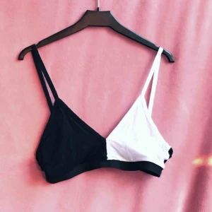  - Tunn tvåfärgad bh.  Den är dock väldigt tunn i tyget så den vita sidan är lite genomskinlig.  Aldrig använd. 