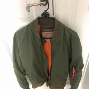Alpha industries bomberjacka (S) - Alpha industries bomberjacka grön Storlek Small (S) Bra skick Nypris 1500kr