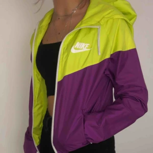  - En snygg Nike vindjacka i sprakande färger  i mycket  bra skick knappt använd 