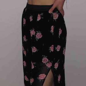 Lång fin blommig kjol använd 2 gånger mycket bra skick