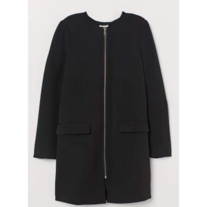  - H&M kappa med guld dragkedja. Skick: i fint, använt skick. (+72kr frakt)