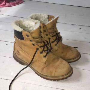  - Tjocka Timberland-skor med fluffigt innefoder. Skosnörerna är utbytta men skorna är äkta. Ganska slitna, därav priset, men fungerar helt som de ska. Storlek 39, nypris närmare 1500 kr. 
