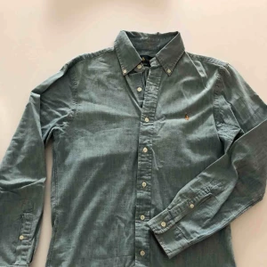  - Tunn jeansskjorta från RL i slim fit. Använd endast ett par gånger och är i nyskick. Hämtas i Malmö eller skickas mot frakt.