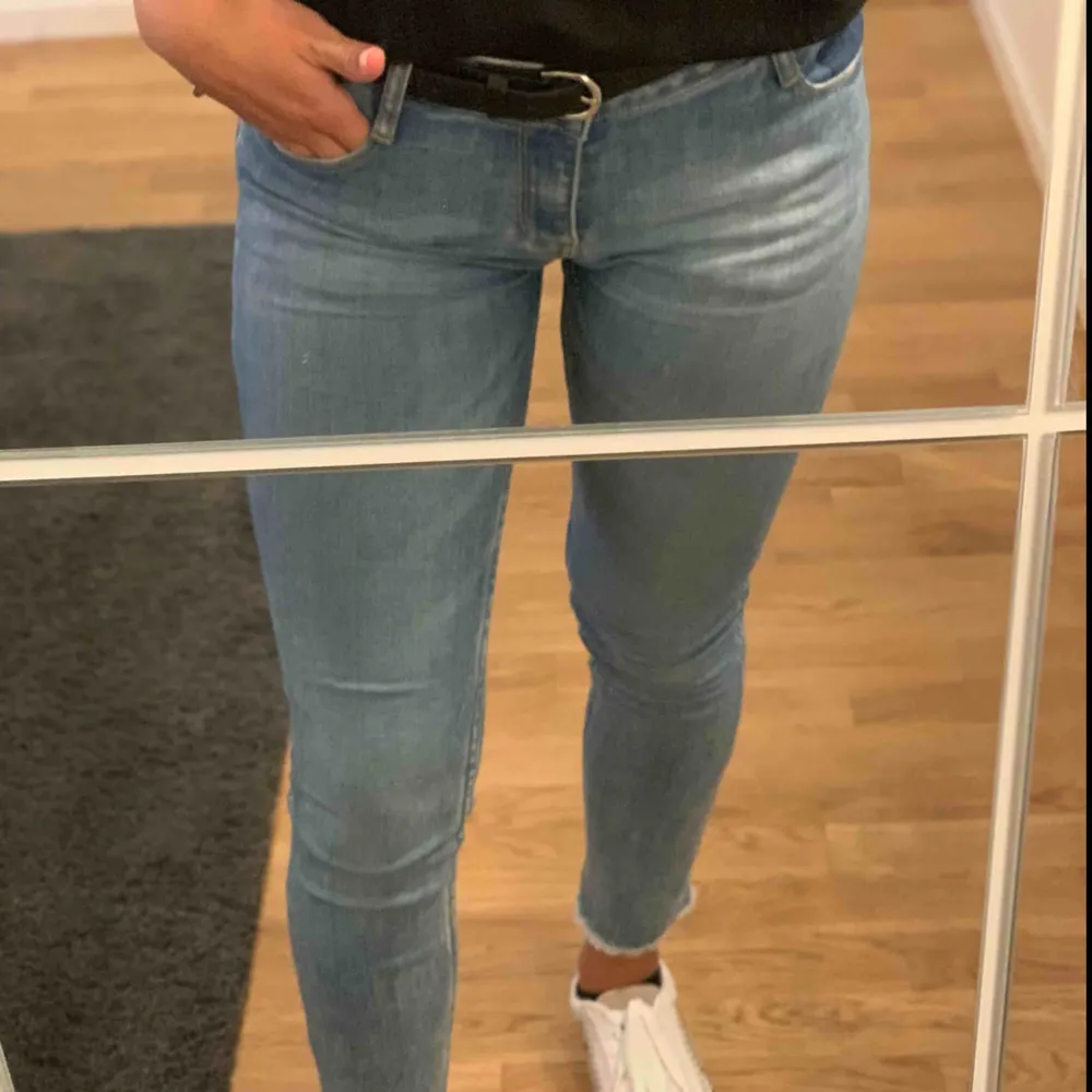 Super snygga och stretchiga jeans från Levis, super fint skick, använda fåtal gånger. Storlek 14år men passar perfekt på mig som är en XS, jag är 160cm lång:) jeansen har mörkare detaljer på en av de främre fickorna och en av de bakre. Jeans & Byxor.