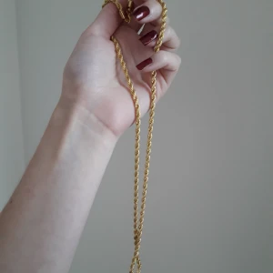  - Snygg kedja/halsband i guldfärg! ca 30cm längden. Frakt: 18:-