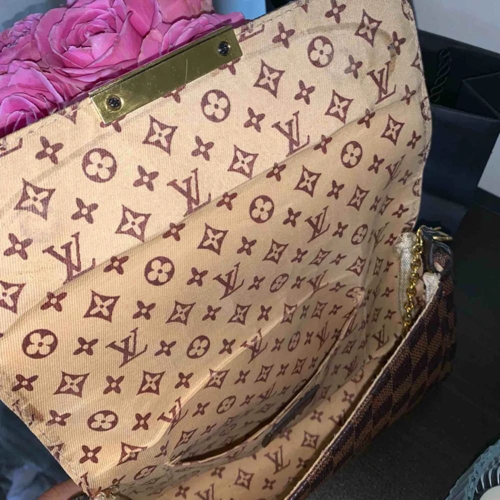 Louis Vuitton väska, inte äkta. Väskor.