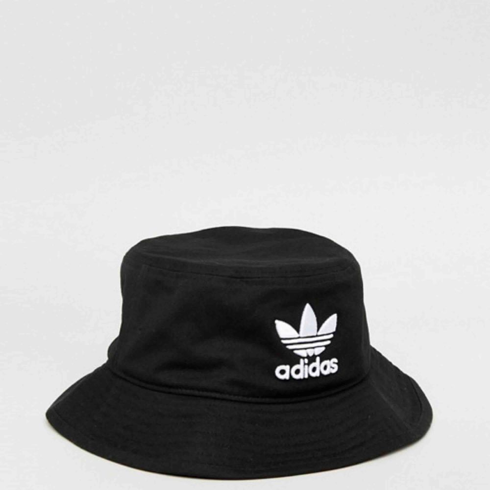säljer min svarta adidas bucket hat, knappt använd.  original pris €32 köparen står för frakt . Accessoarer.
