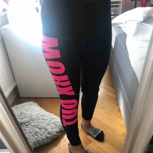  - Träningsbyxor från Gina Tricot med text ”Work out” Knappast använda 50 kr + frakt kan mötas upp  