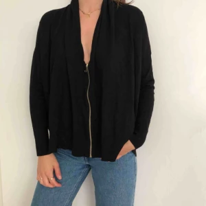  - Med fickor!! 🤩 Svart cardigan med dragkedja. Från Zara knit 📬 Frakt 54 kr