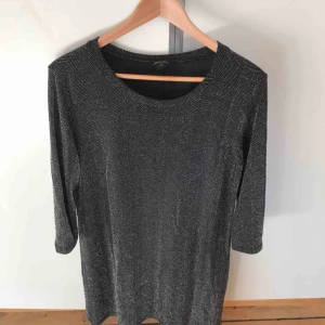  - Svart/glittrig klänning 