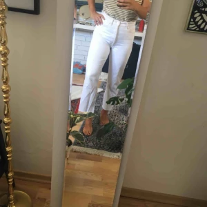  - Inköpta våren 2019! Snygga men passar trivs inte i vita brallor har jag insett! Jag är 163 cm och väger 63! Fraktar eller möts upp ☺️ hör av er! 🌸 