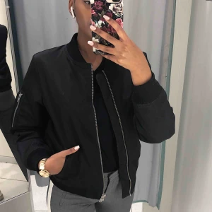  - En svart bomberjacka från Carlings. Insidan är grön och har en stor ficka med plats för t.ex mobil, plånbok m.m. Praktiskt och bekväm speciellt nu till hösten 🍂. Strl M för 280kr!