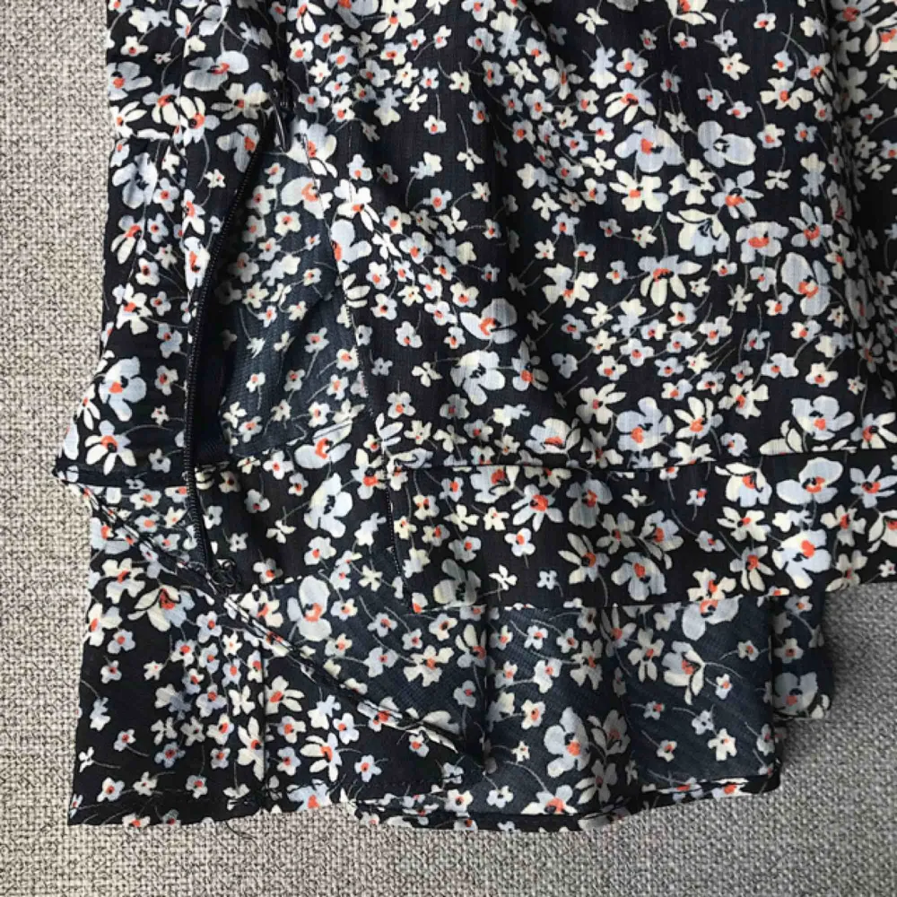 Mörkblå kjol med blommigt mönster. Köpt förra sommaren. I mycket gott skick fortfarande! Nypris: 400. Kjolar.