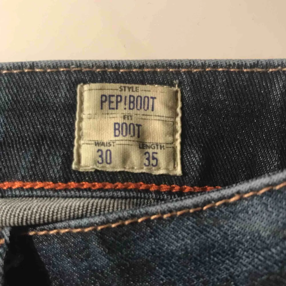 Super fina bootcut jeans från Crocker, den perfekta mörkblåa tvätten på jeans! Dessa är perfekta till dig som är lite längre (jag är 173 och dom är bra längd på mig) . Jeans & Byxor.