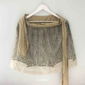  - Jättesöt mönstrad kjol med skärpband i midjan. Går precis ovanför knäna och i fint skick. Kommer strykas innan frakt/köp! 