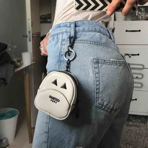  - Säljer min lilla älskling från guess. Kan sättas på väskan/skärpet/annat. Går att öppna & rymmer plånbok/nycklar etc.