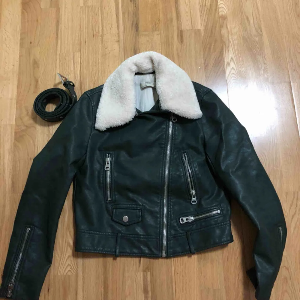 this is a leather jacket from Zara maybe 2 years old but only once worn. it has a very nice dark green colour and a good fit. The size is M=38 . Jeans & Byxor.