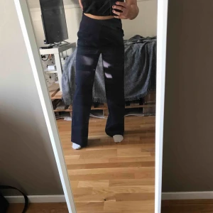  - Säljer mina kostymbyxor,då dem är förstora för mig.. super snygga och sköna! Aldrig använda så väldigt bra skick! Dem passar även dig som har storlek s då dem är långa och även rätt stora i storleken. Kan skickas då köparen står för frakten