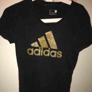  - Adidas träningströja