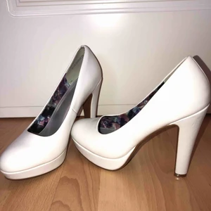 Klackskor - Vita 12 cm klackar i bra skick från dinsko