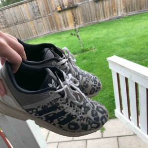  - Säljer nu mina as balla flux, köpta för flera år sen på Åhléns å har knappt använt dom. Är själv en 38 men dom passar lagom på mig. Frakt tillkommer men kan även mötas, pris kan även diskuteras:) tvättas självklart innan dom skickas