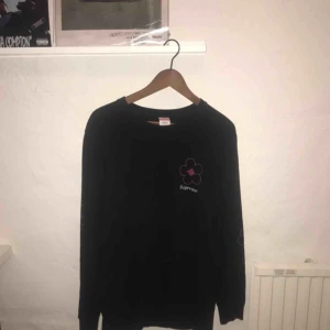  - Svinsnygg Supreme longsleeve i bra skick! Sitter som vanlig M på killar men är oversized på mig som har S :) 