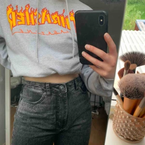 - Säljer mina grå mom jeans från Cheap Monday. Knappt använt dom. Och sitter lite stort i midjan men bra runt höfterna. Fraktas eller mötas upp i Falun.