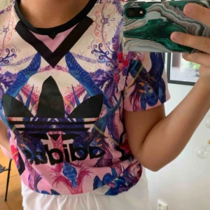  - En färgglad t-shirt från adidas i storlek s, säljer för 150kr+ frakt 