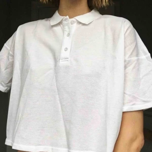  - Häftig croppad piké från Monki. Aldrig använd med köpt på second hand.   Kan möta upp i Kristianstad eller Lund, annars står köparen för frakt. 