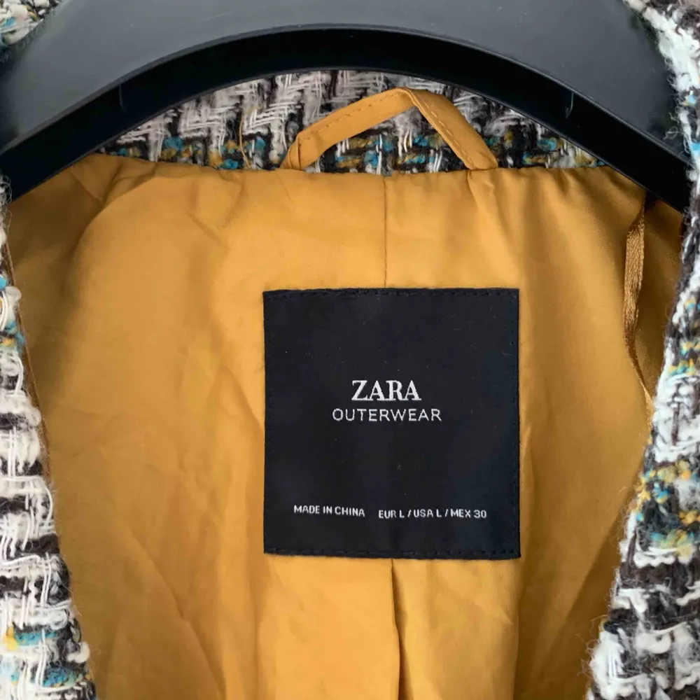 Zara coat worn once. Excellent condition. Size L . Jackor.