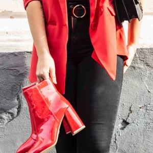  - Röda lack klackar från Kenzas egna märke Ivyrevel💋 säljes pga fel stl. Endast använda under en fotografering. Orginalpris 1000kr säljes för 300kr vid snabb affär❤️ pris exklusive frakt