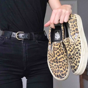  - Ursnygga leopard slip-ins från Vans. Har uppslitningar på båda stortårna, kamouflerat med silvertejp och svart färg.    Kan möta upp i Kristianstad eller Lund, annars står köparen för frakt. 