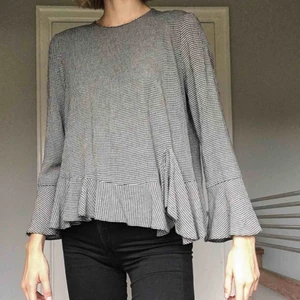  - Snygg blus med volanger från Zara. Är i gott skick då den knappt blivit använd.   Kan möta upp i Kristianstad eller Lund, annars står köparen för frakt. 