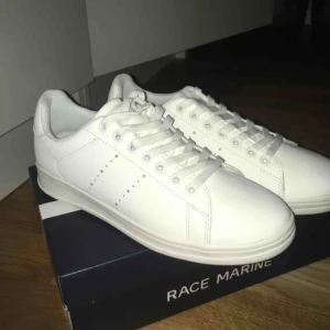 - Ursnygga vita sneakers. Helt plain vita och perfekta till allt. De är helt nya!!! Fraktas med låda 😊  Märke: Race Marine 