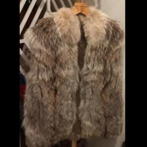 -  Äkta pälsväst i stl L  1900:- kan gå ner i pris vid snabb affär  1 500 kr