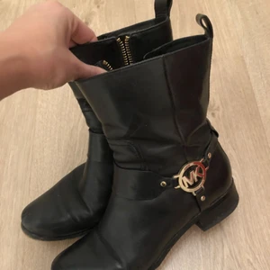  - Fina äkta Michael Kors låga stövlar, bra skick. 