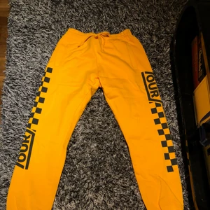  - Jätte sköna mjukisar lite stora på mig så säljer. Storlek M. Står tour på sidorna på byxan